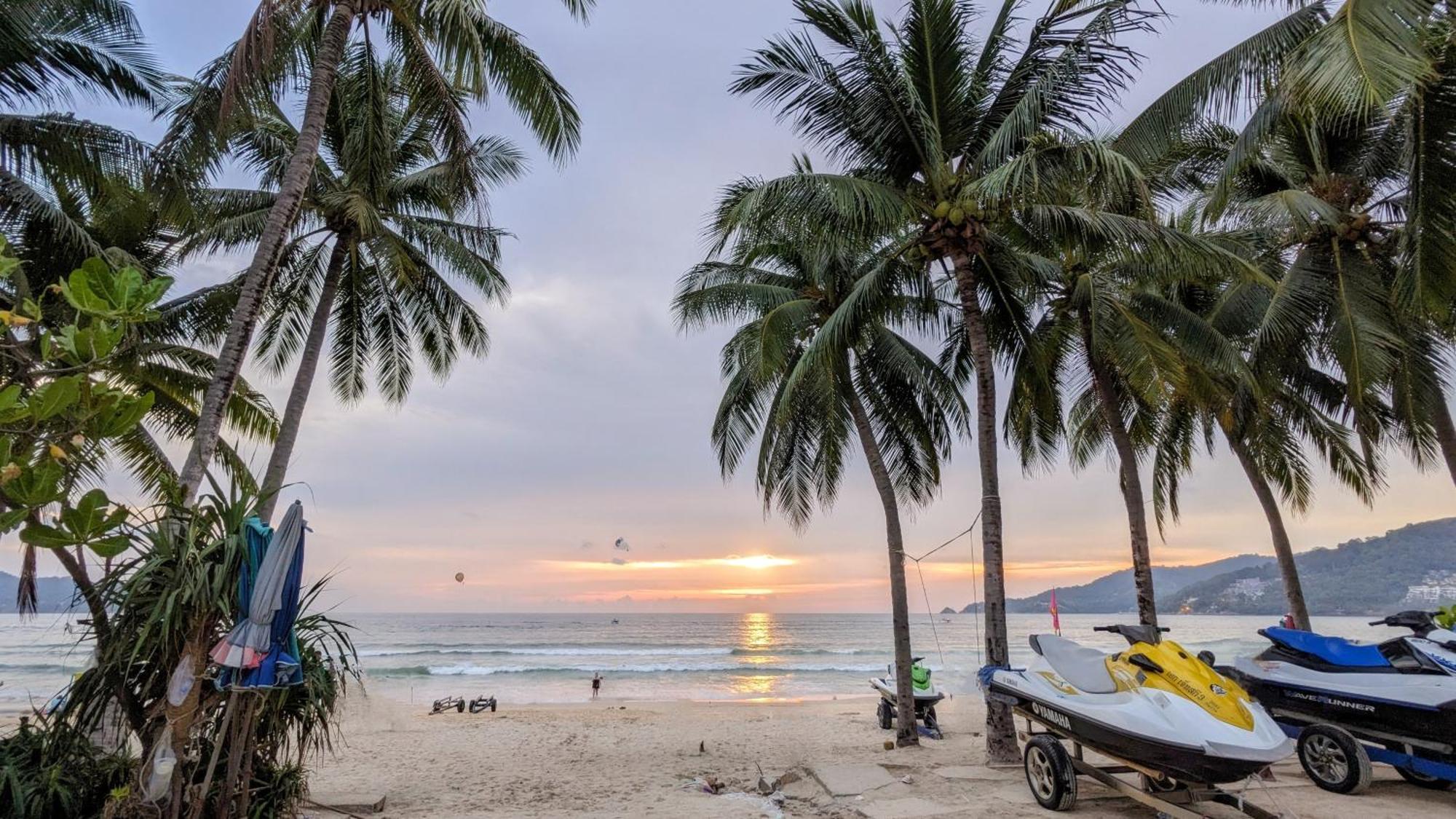 فندق Heaven House Restro & Bar Patong المظهر الخارجي الصورة