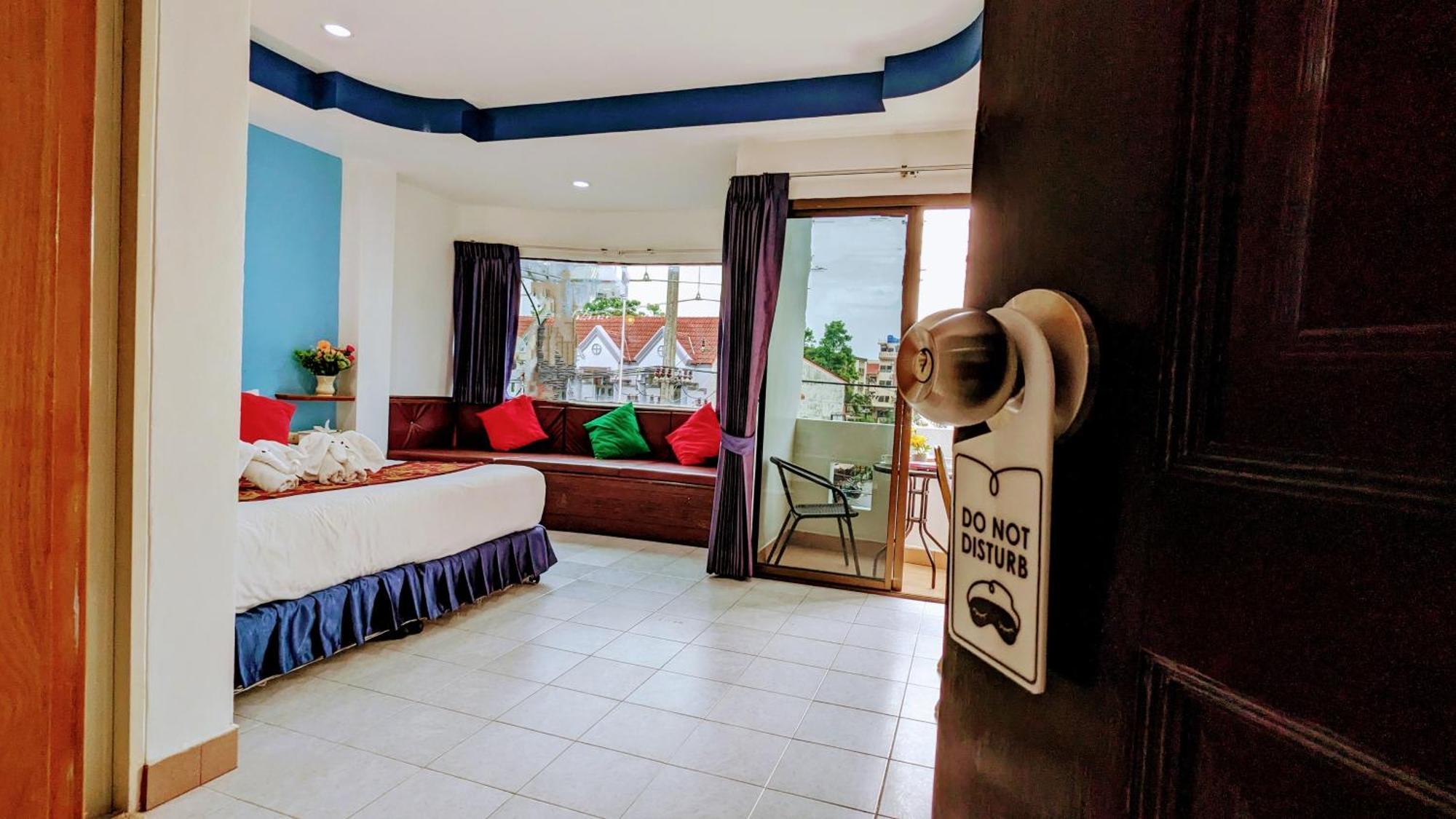 فندق Heaven House Restro & Bar Patong المظهر الخارجي الصورة